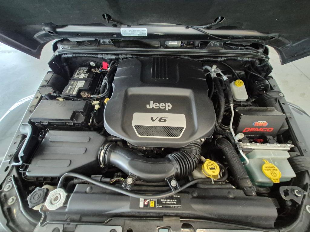 2017 Jeep Wrangler Sahara - 11