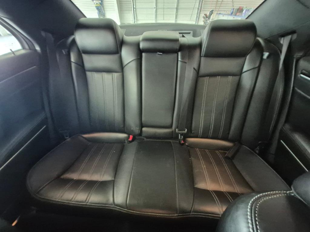 2018 Chrysler 300 S - 11