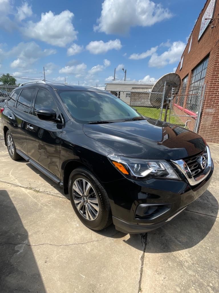 2017 Nissan Pathfinder SV photo