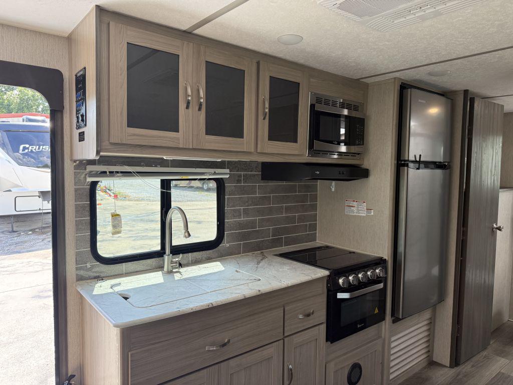 2021 Coachmen Freedom Exress 252RBS - $21,900