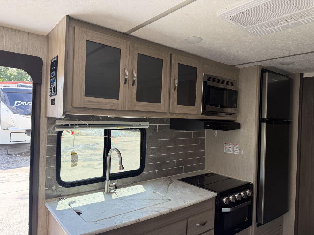 2021 Coachmen Freedom Exress 252RBS - $21,900