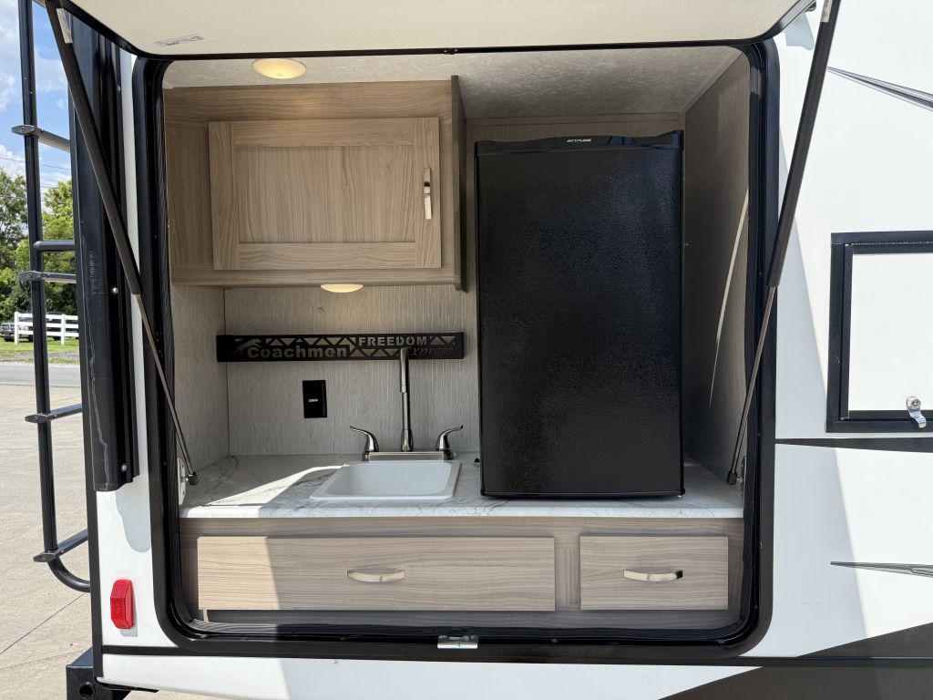 2021 Coachmen Freedom Exress 252RBS - $21,900