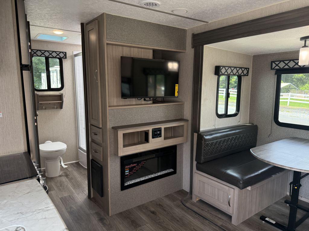 2021 Coachmen Freedom Exress 252RBS - $21,900