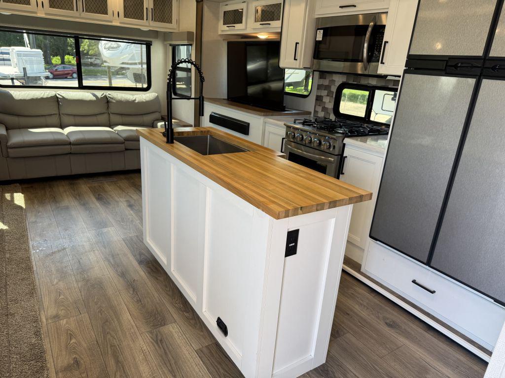 2022 Prime Time Crusader 335rlp - $35,900