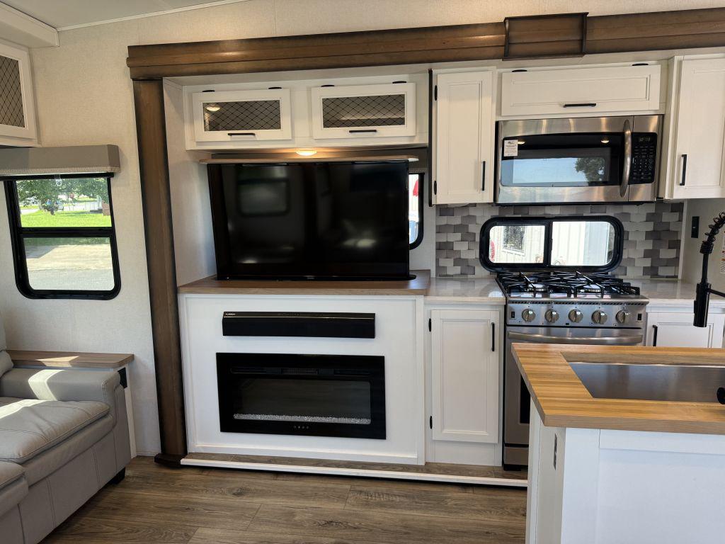 2022 Prime Time Crusader 335rlp - $35,900