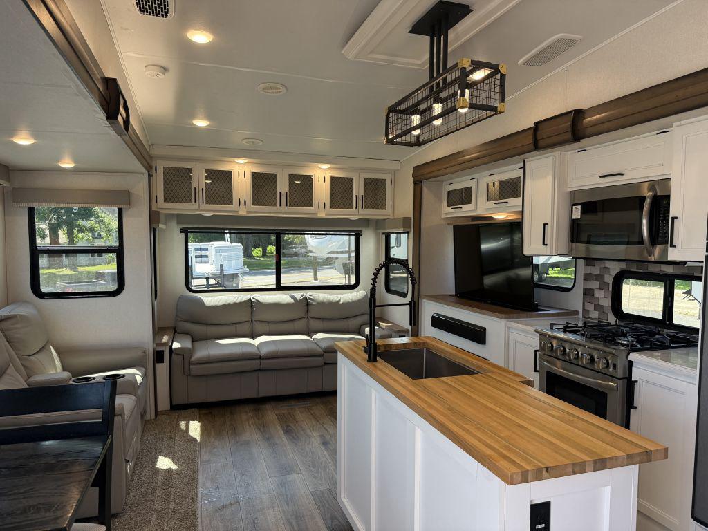 2022 Prime Time Crusader 335rlp - $35,900