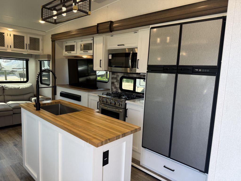 2022 Prime Time Crusader 335rlp - $35,900