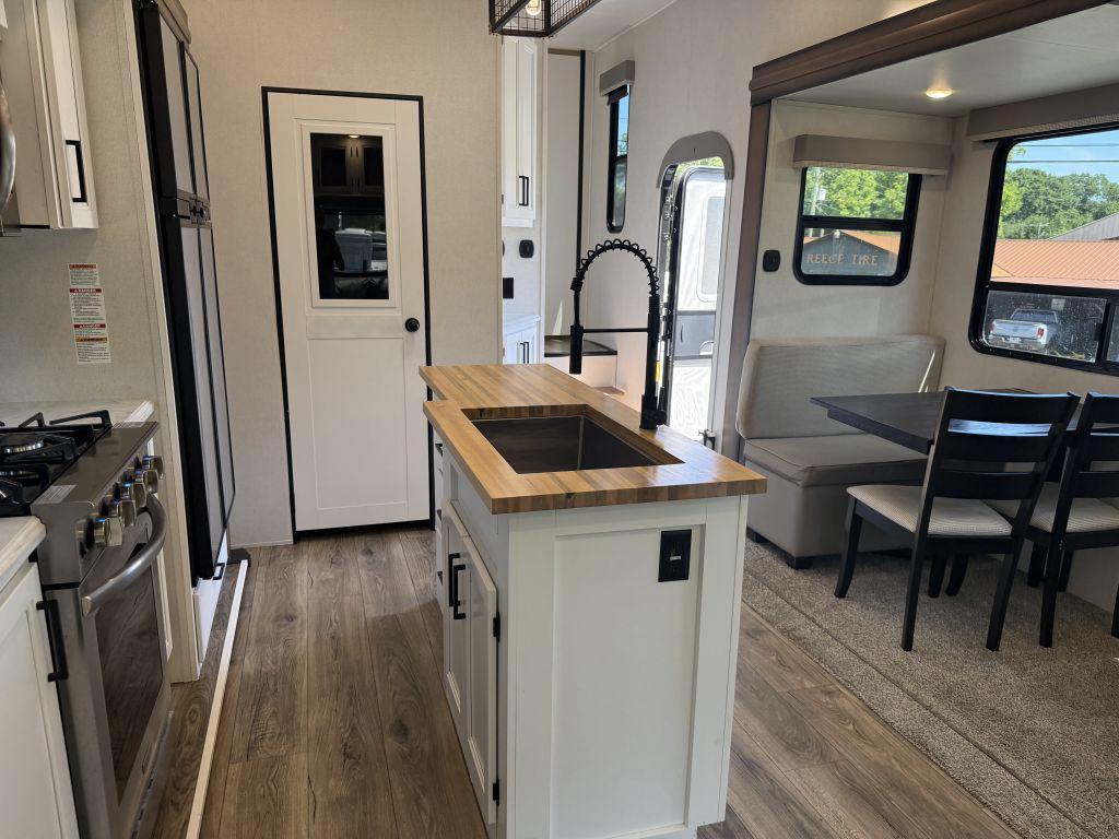 2022 Prime Time Crusader 335rlp - $35,900