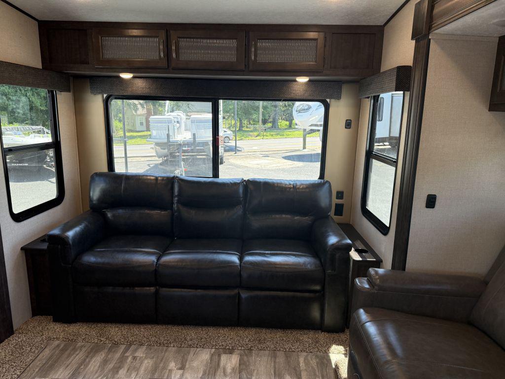 2021 Coachmen Chaparral 284rl - $22,900
