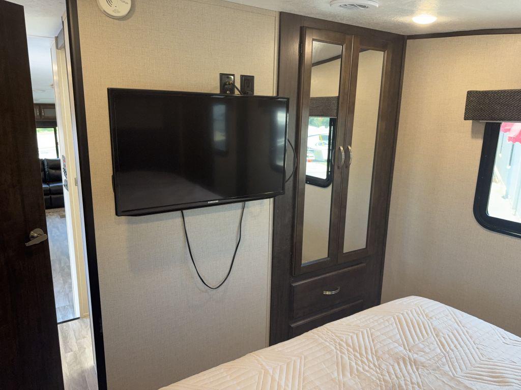 2021 Coachmen Chaparral 284rl - $22,900