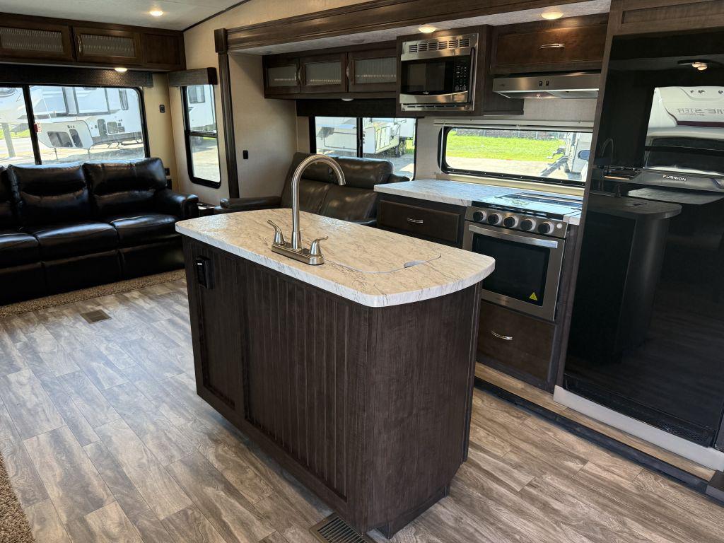 2021 Coachmen Chaparral 284rl - $22,900