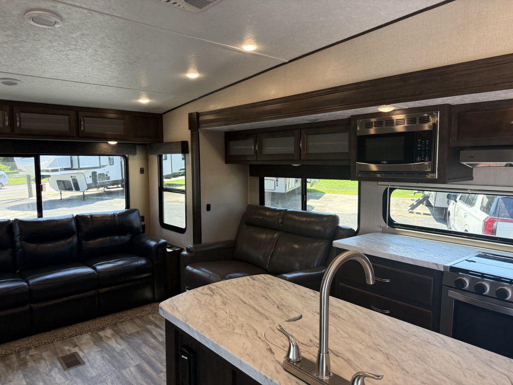 2021 Coachmen Chaparral 284rl - $22,900