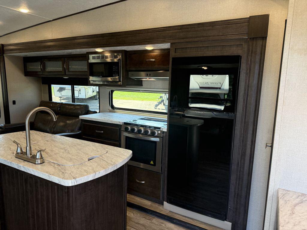 2021 Coachmen Chaparral 284rl - $22,900