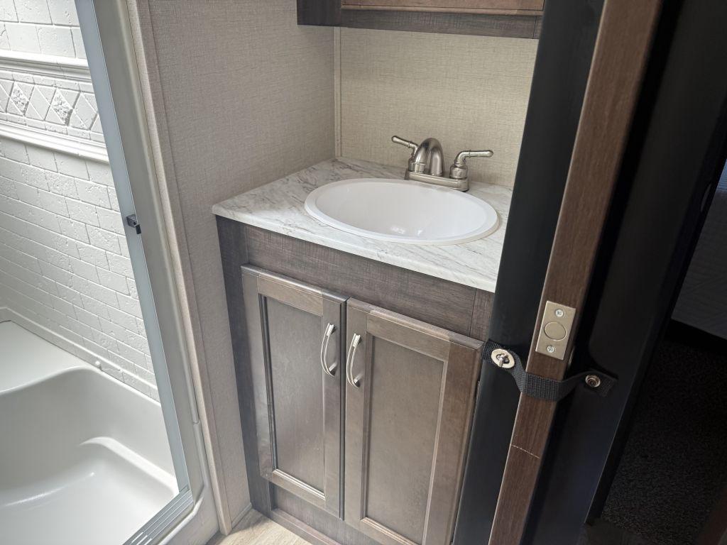 2021 Coachmen Chaparral 284rl - $22,900