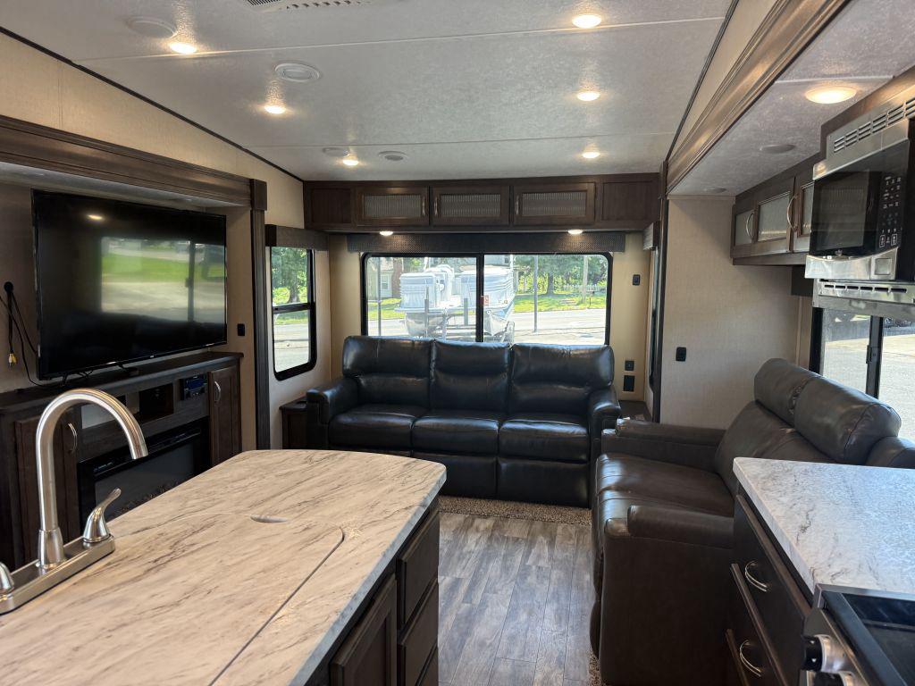 2021 Coachmen Chaparral 284rl - $22,900