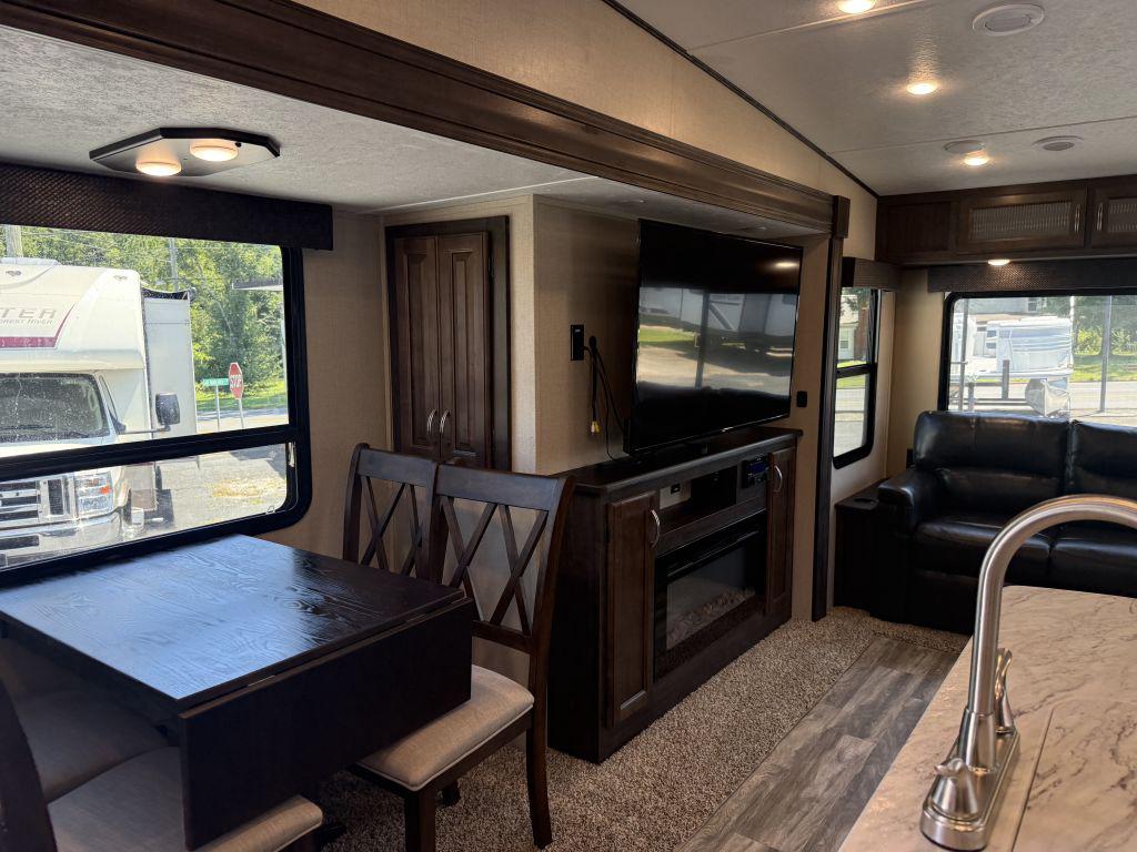 2021 Coachmen Chaparral 284rl - $22,900