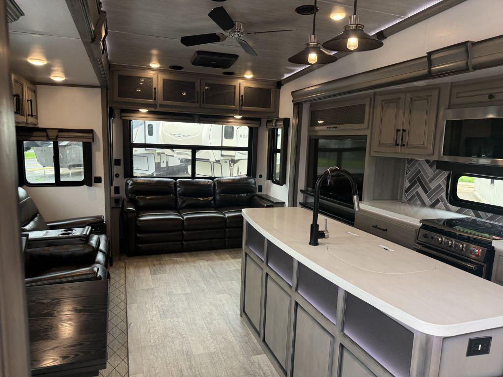 2022 Keystone Montana 3781rl - $46,900