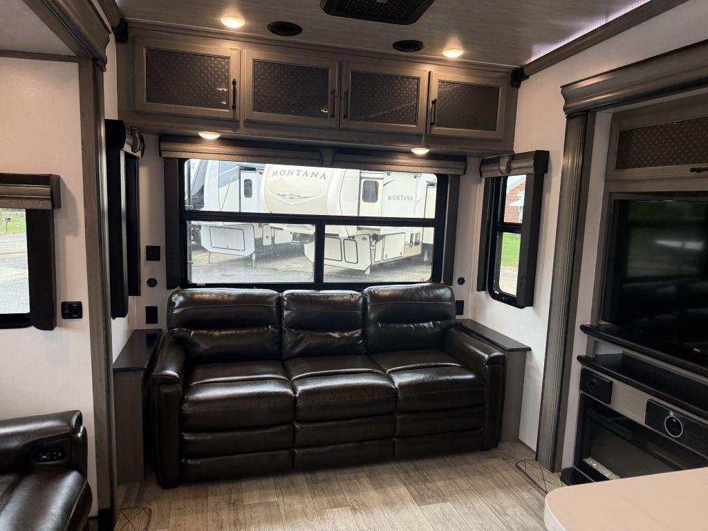2022 Keystone Montana 3781rl - $46,900