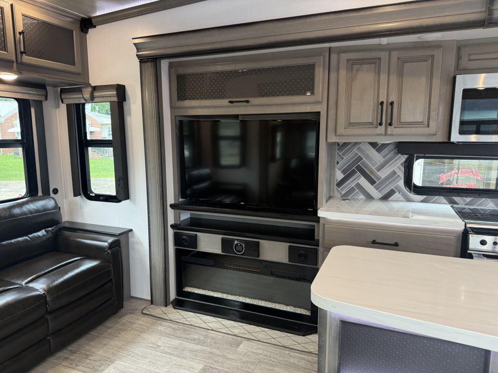 2022 Keystone Montana 3781rl - $46,900