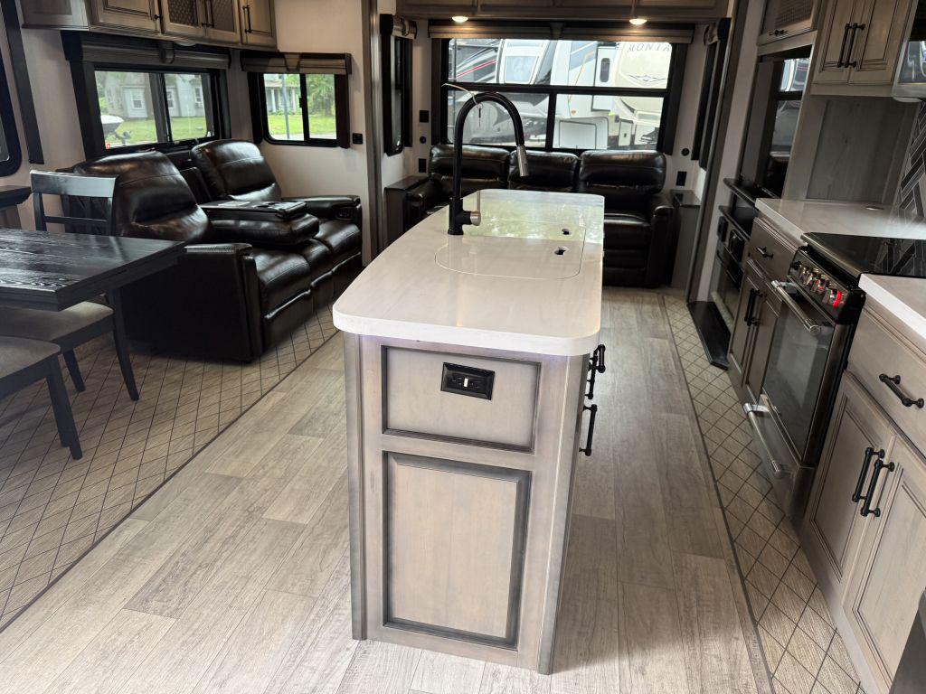2022 Keystone Montana 3781rl - $46,900