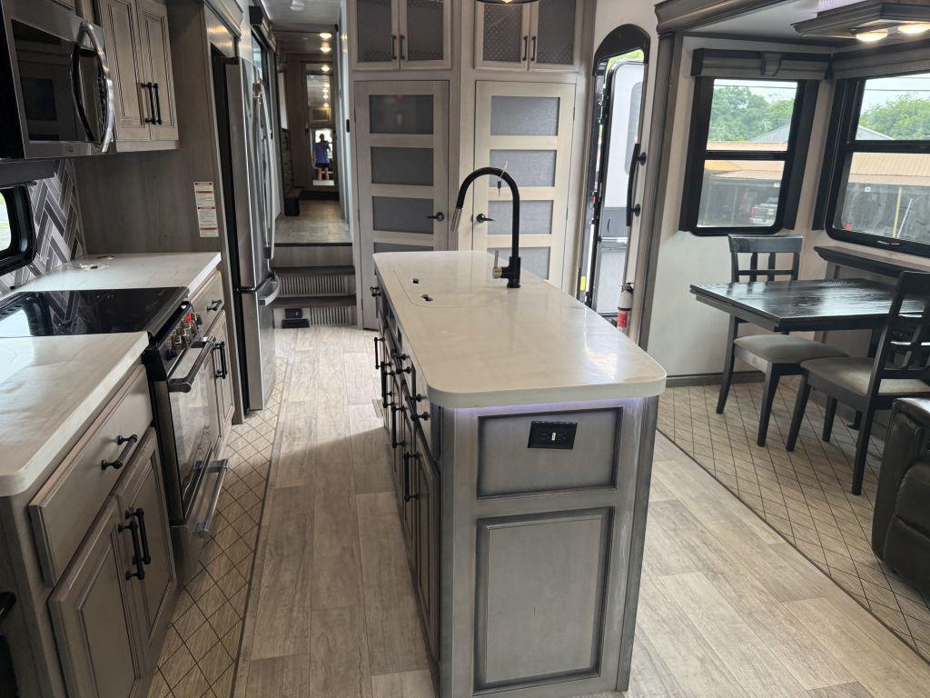 2022 Keystone Montana 3781rl - $46,900