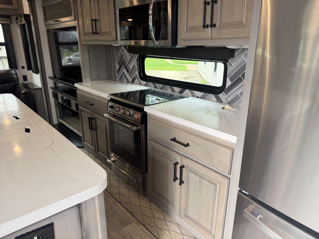 2022 Keystone Montana 3781rl - $46,900