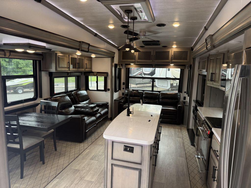 2022 Keystone Montana 3781rl - $46,900
