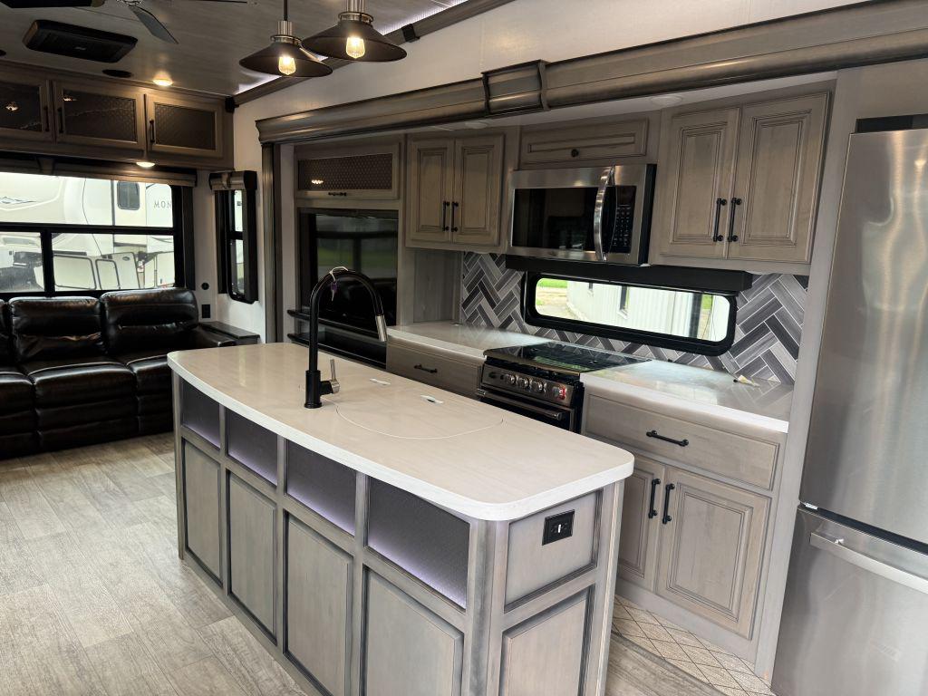 2022 Keystone Montana 3781rl - $46,900
