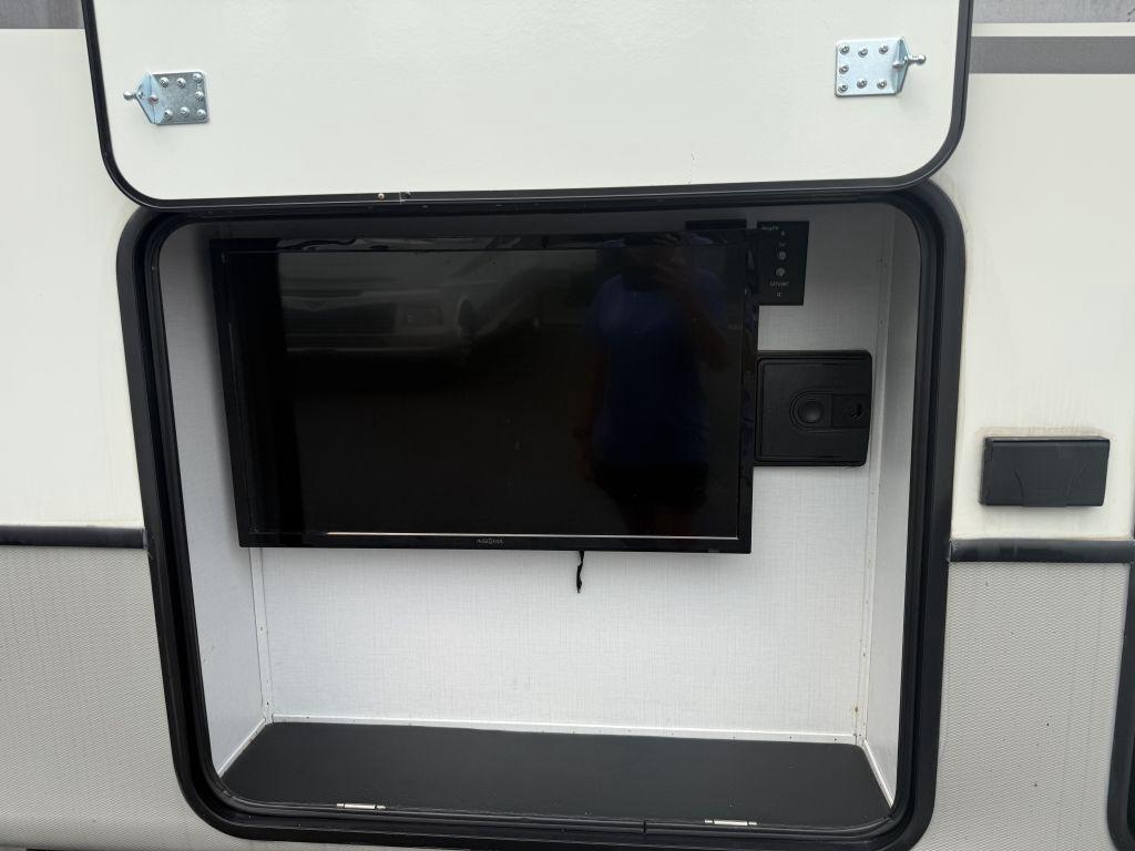 2022 Keystone Montana 3781rl - $46,900