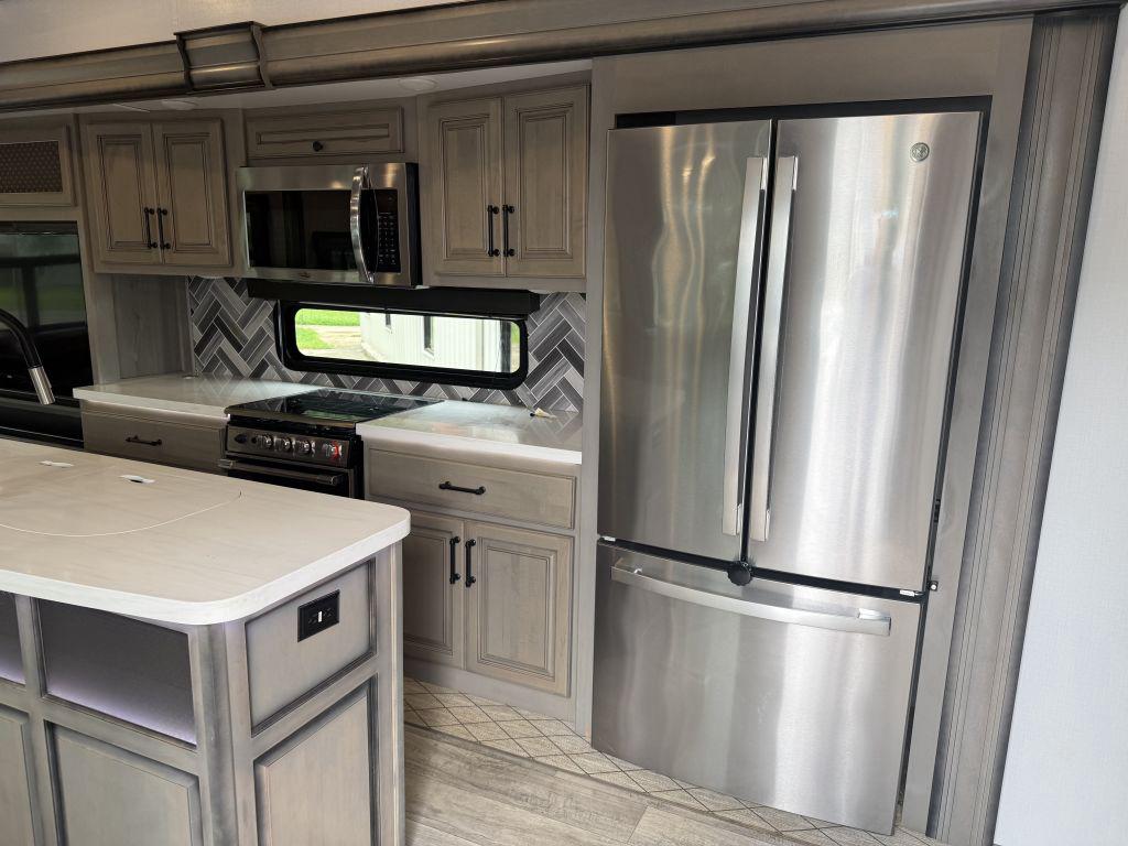 2022 Keystone Montana 3781rl - $46,900