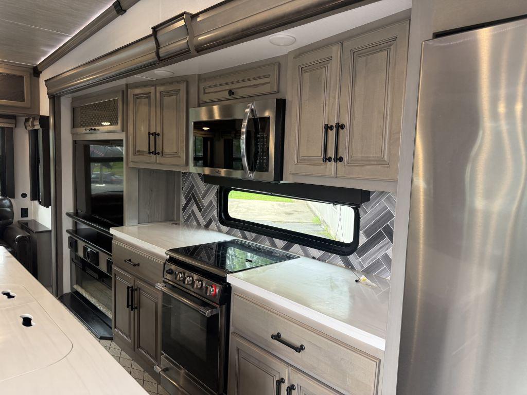 2022 Keystone Montana 3781rl - $46,900
