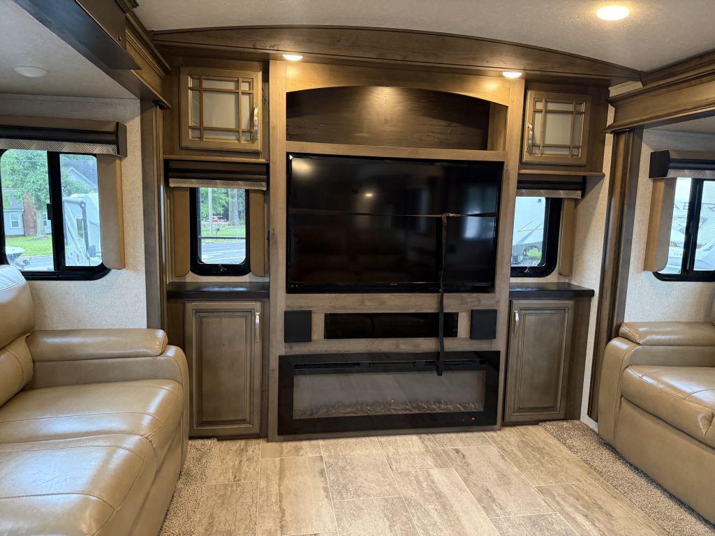 2018 Keystone Montana 3791rd - $34,900