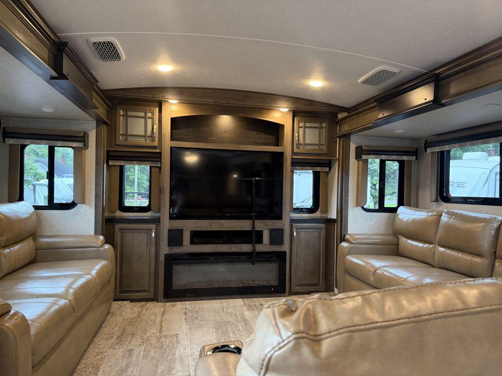 2018 Keystone Montana 3791rd - $34,900