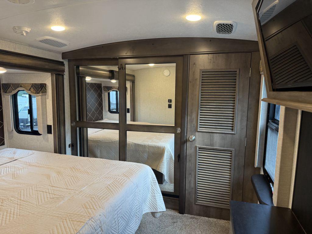 2018 Keystone Montana 3791rd - $34,900