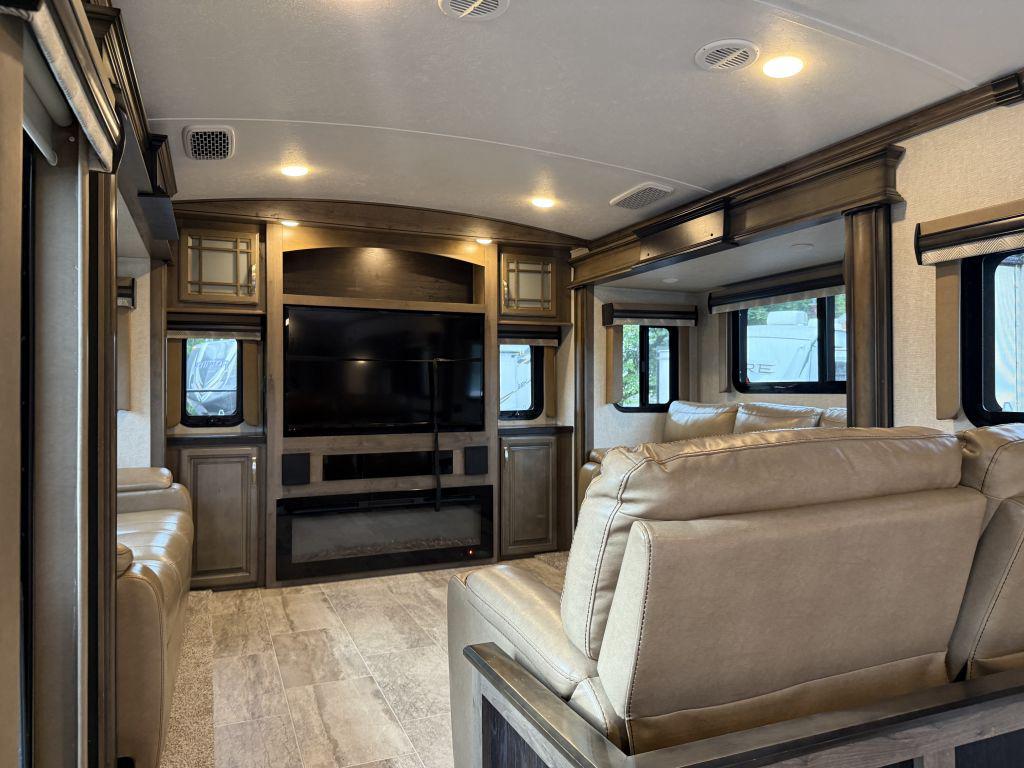 2018 Keystone Montana 3791rd - $34,900