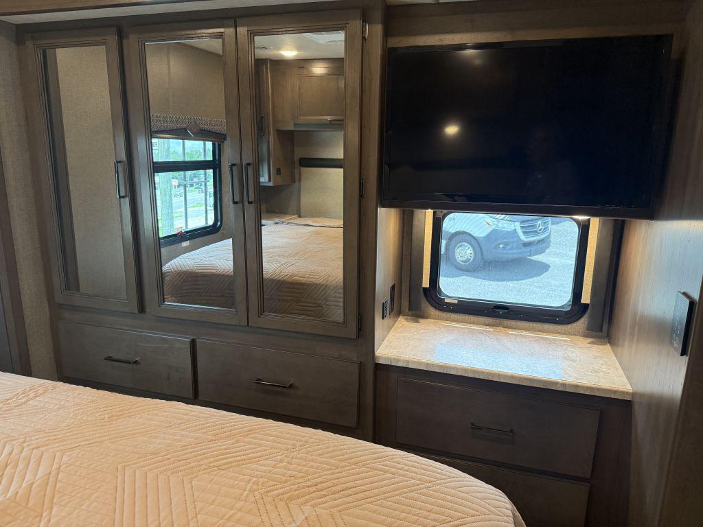 2021 Thor Hurricane 34j - $79,900