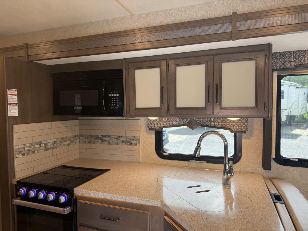 2021 Thor Hurricane 34j - $79,900