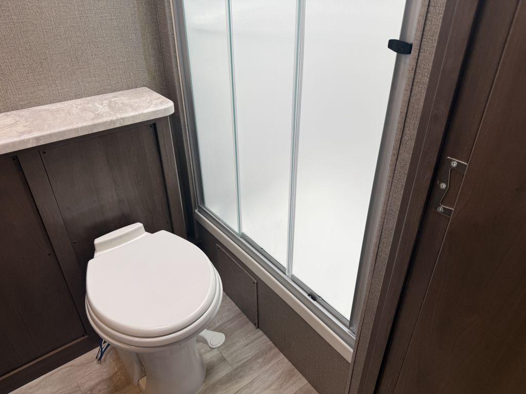 2021 Thor Hurricane 34j - $79,900