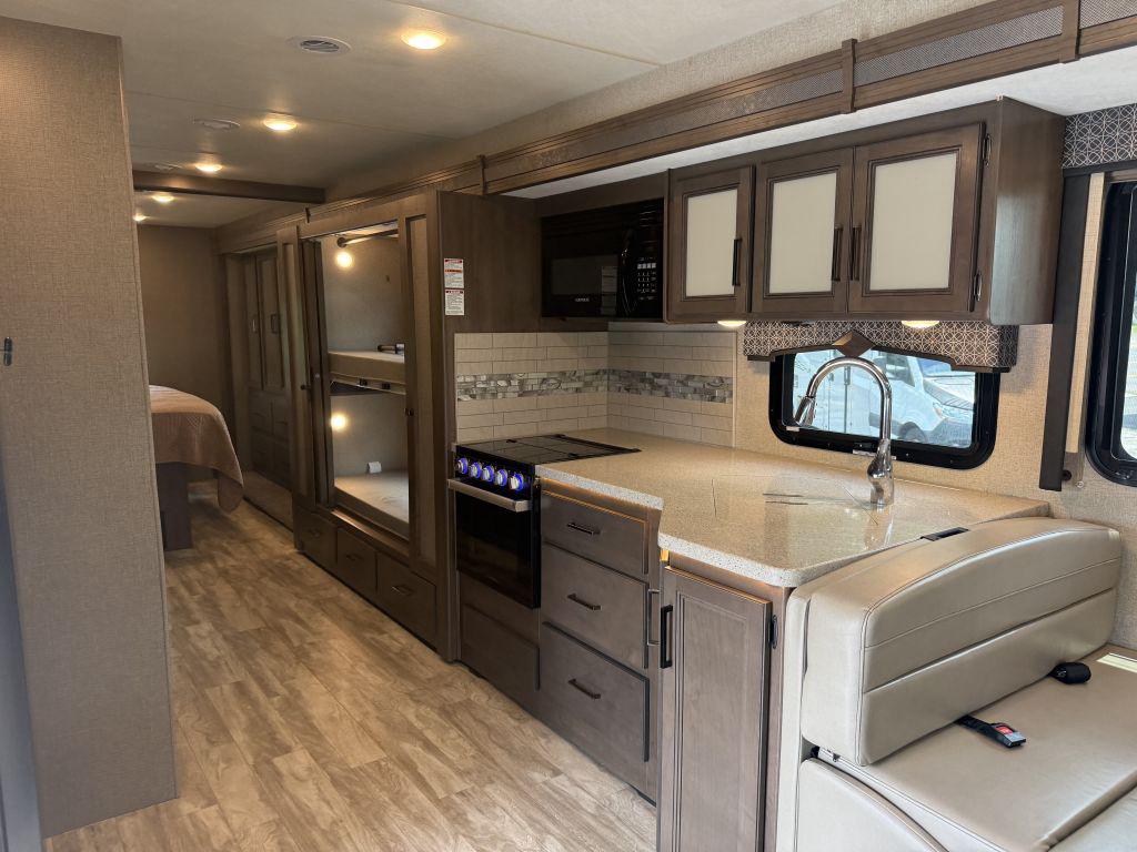 2021 Thor Hurricane 34j - $79,900