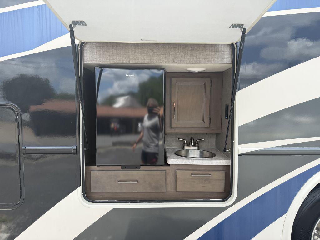 2021 Thor Hurricane 34j - $79,900