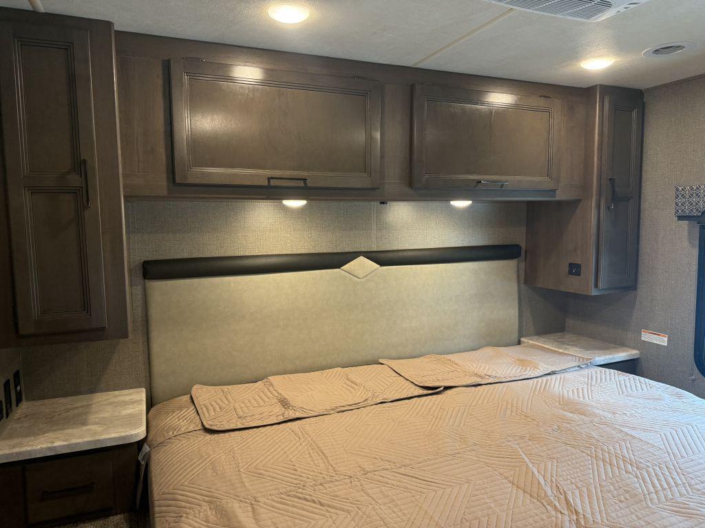 2021 Thor Hurricane 34j - $79,900