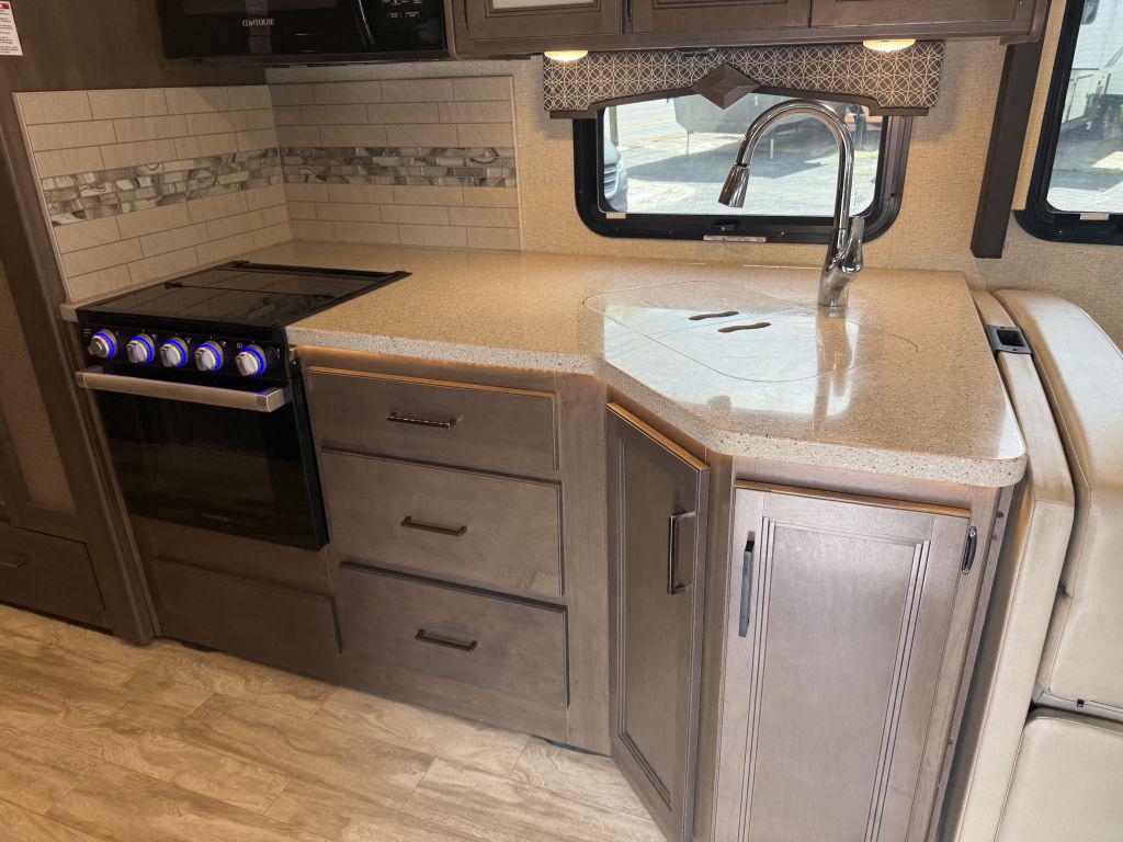 2021 Thor Hurricane 34j - $79,900