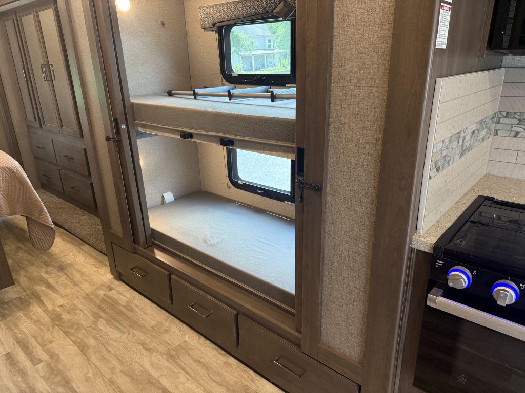 2021 Thor Hurricane 34j - $79,900