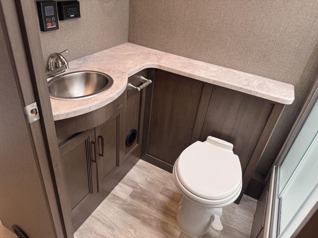 2021 Thor Hurricane 34j - $79,900