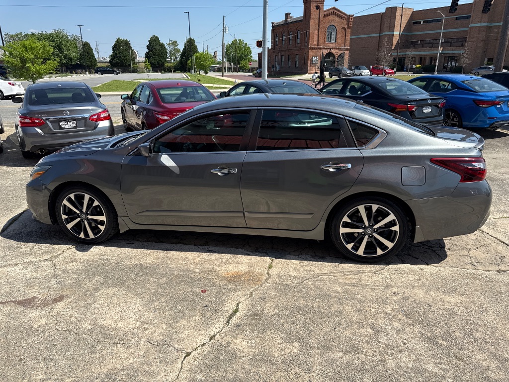 2017 Nissan Altima SR photo
