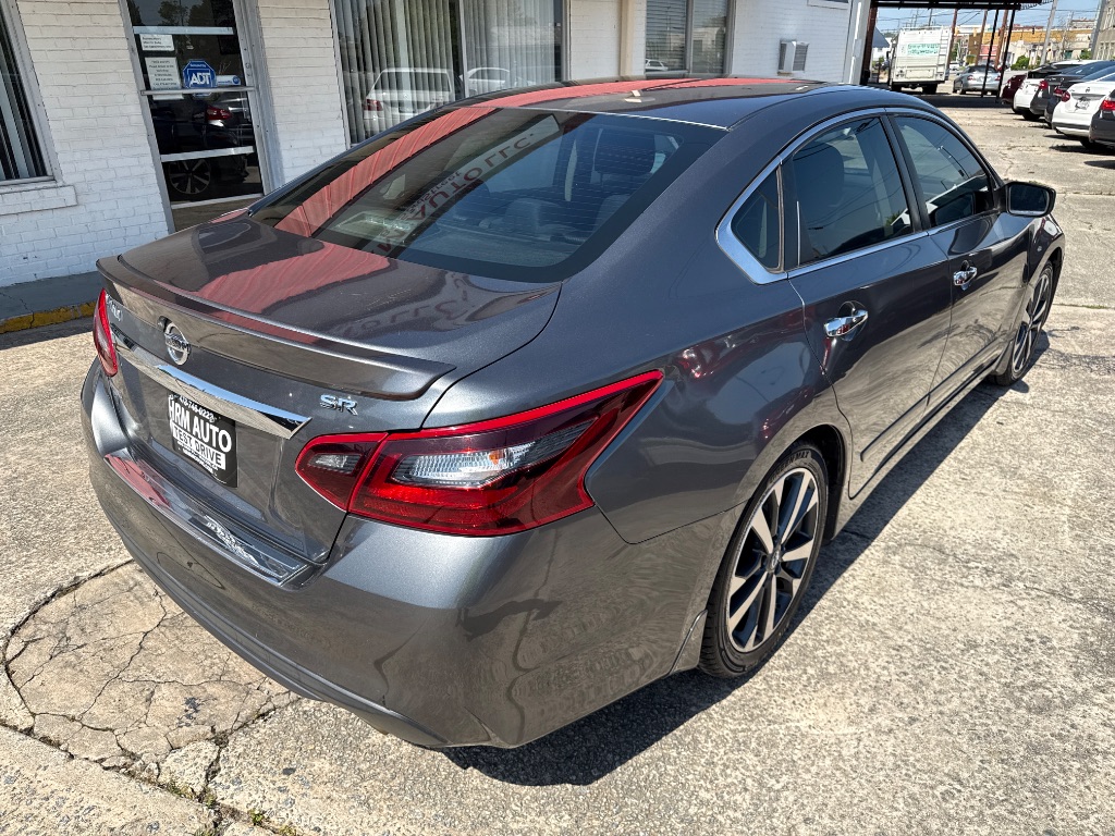 2017 Nissan Altima SR photo