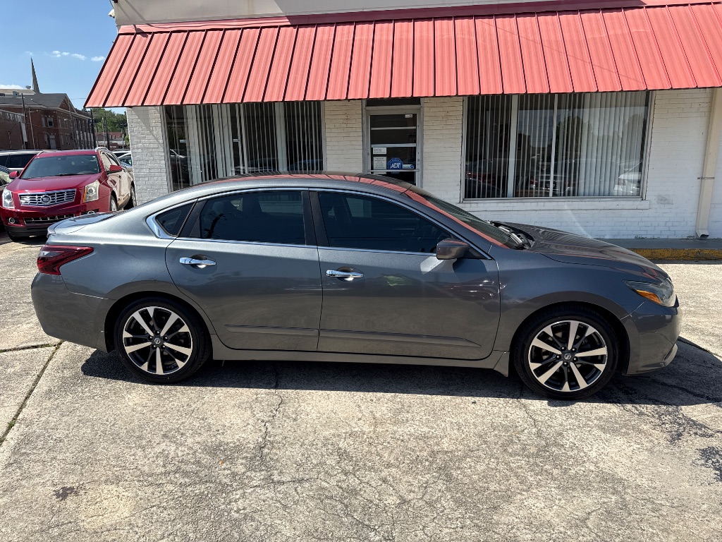 2017 Nissan Altima SR photo