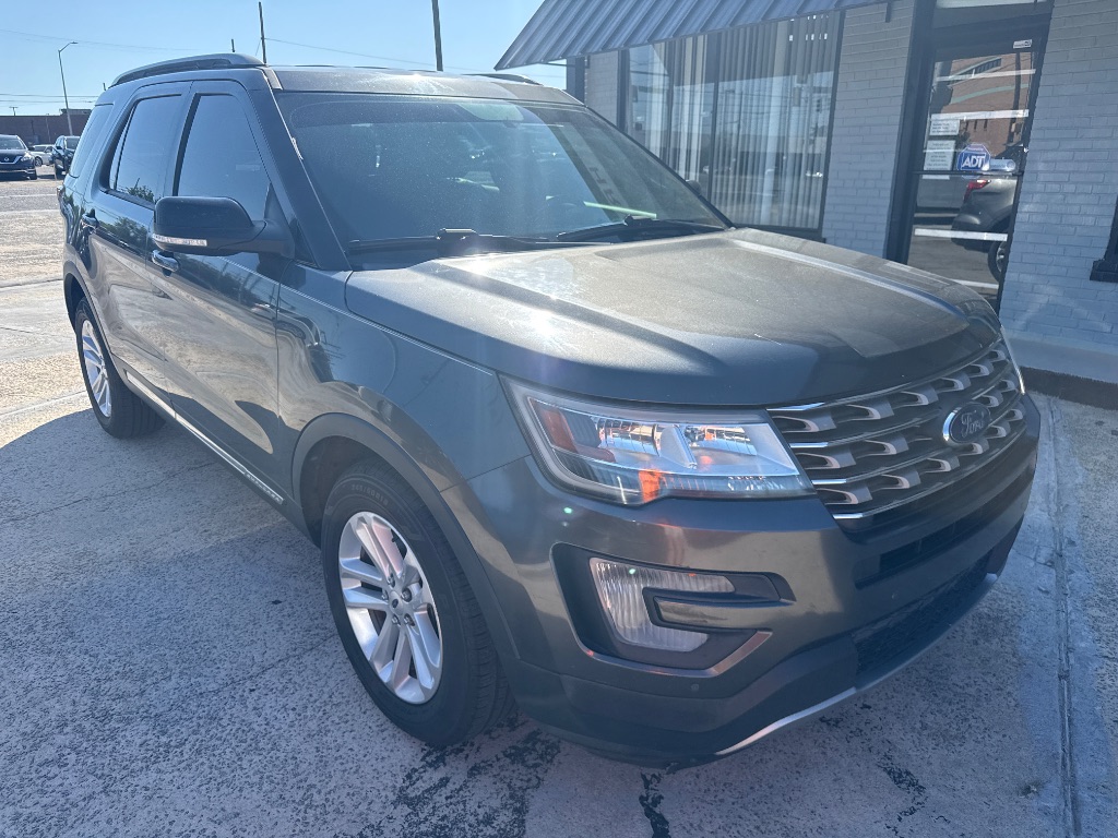 2017 Ford Explorer - $9,995