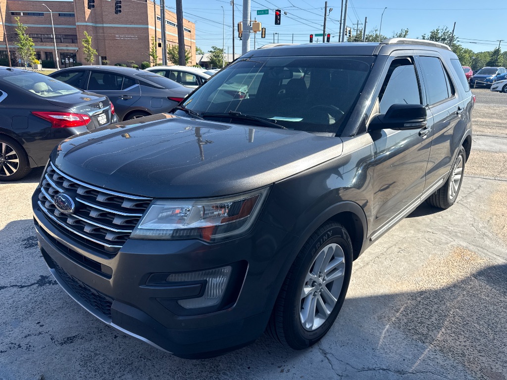 2017 Ford Explorer - $9,995
