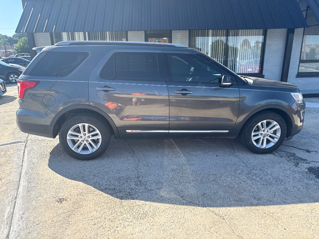 2017 Ford Explorer - $9,995